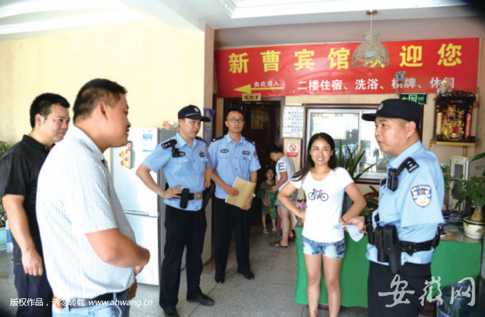 鲍志斌带领民警检查宾馆住宿登记情况